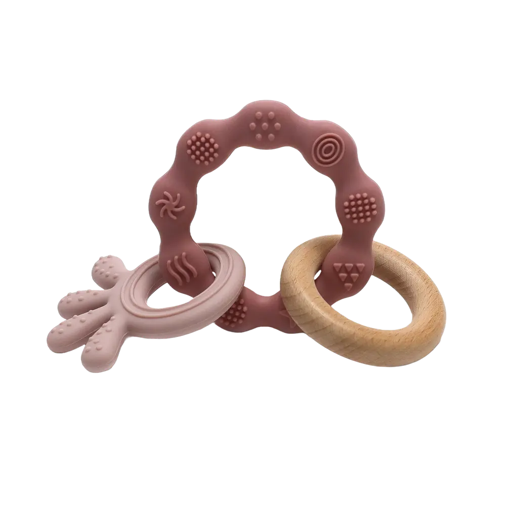 Biderangle i silikone med blæksprutte og træ vedhæng