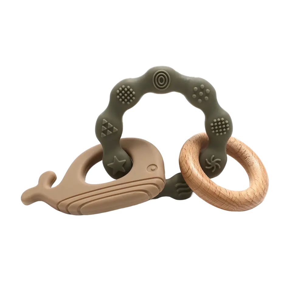 Biderangle i silikone m. hval og træ vedhæng. Grøn