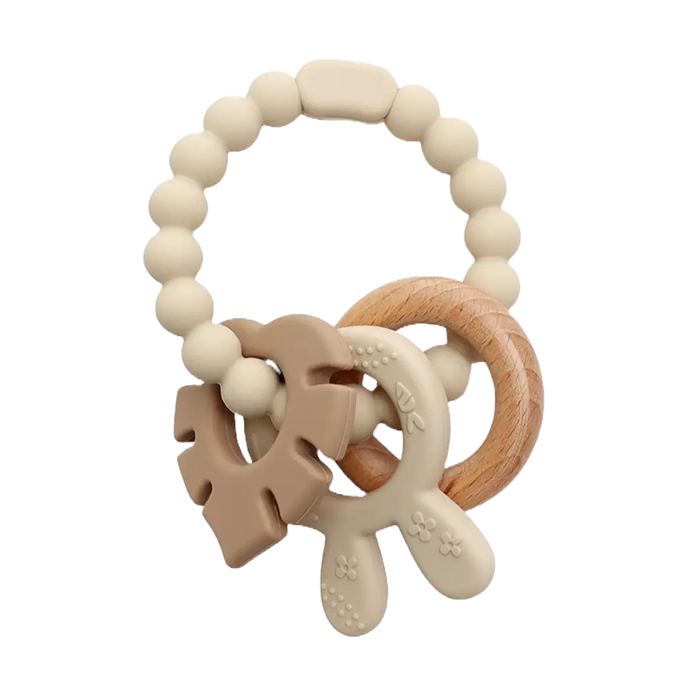 Biderangle i silikone med blad, kaninøre og træ vedhæng. Beige